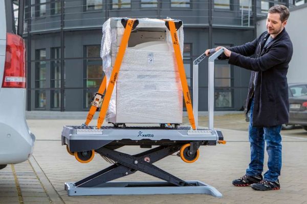 Mobile Transport- und Verladesysteme ermöglichen auch alleine schwere Lasten zu bewegen. Ein Mann hebt mit eine Verladesystem eine schwere Last in einen PKW.